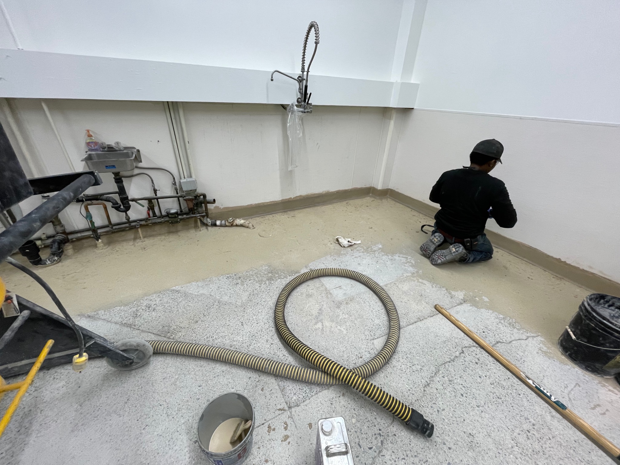 Mechanical preparation before epoxy flooring